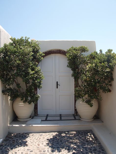 Greece Style Home Exterior, Santorini Style Garden, Greek Style House Exterior, Santorini Greece Decor, Greek Style Backyard, Greek Style Garden Ideas, Greece Home Exterior, Santorini Garden Ideas, Greek Patio Ideas