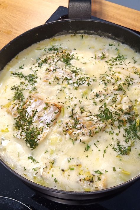 Recipe for the most delicious fish with cream sauce! Pan-fried cod fillets are steawed in a creamy leeks sauce that you'll love! Fish In Cream Sauce, Cod In Cream Sauce, Fish With Cream Sauce, Creamy Leeks, Cod Fillet Recipes, Rockfish Recipes, Creme Fraiche Sauce, Crohns Diet, Dill Cream Sauce