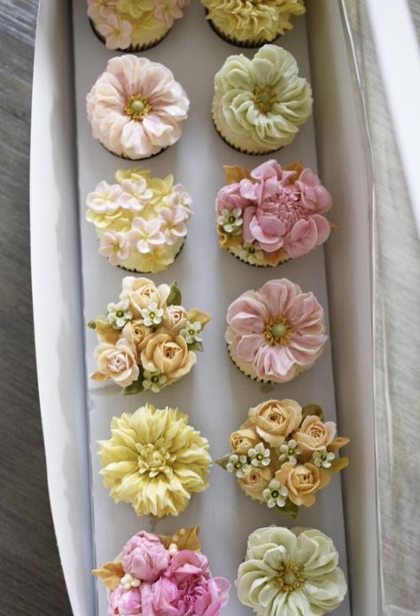 Lotus Flower Cupcakes, Deserts Cupcakes, Floral Dessert, Buttercream Flower Cake, Cupcake Cake Designs, Cupcake Bakery, Buttercream Cupcakes, Jelly Cake, Cupcake Icing