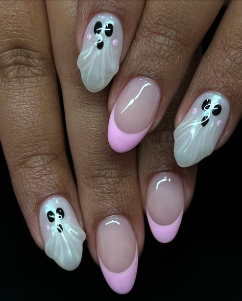 Cute little BoOs to help us bring in October! 🤭👻💕 . . . . . . . . . . . . . . . #halloweennails #spookyseason #ghostnails #pinkhalloween #cutehalloween #structuredmanicure #pinknails #bostonnails #bostonnailtech #bostonnailart #nailsbysarai Creative Nail Designs, Halloween Nail Designs, Trendy Halloween, Pink Halloween, Halloween Looks, Creative Nails, Nail Tech, Halloween Nails, Cute Halloween