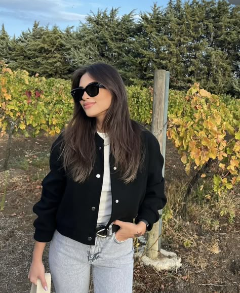 Cropped Black Denim Jacket Outfit, Modest Winter Outfits, Jacket Outfit Women, Stylish Fall Outfits, Famous Outfits, Bollywood Outfits, Cold Outfits, City Outfits, Outfit Inspo Casual