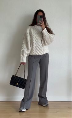 Gray Trousers Outfit Women, Grey Flare Pants Outfit, Grey Trousers Outfit Women, Grey Dress Pants Outfit, Outfit Ideas For Autumn, Tailored Pants Outfit, Wide Pants Outfit, Wide Leg Trousers Outfit, Slacks Outfit