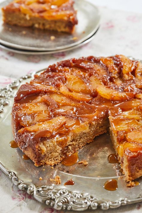 Caramel Apple Upside Down Cake is as fun to eat as it is to flip. Caramel Apple Cake Recipe, Apple Upside Down Cake, Upside Down Apple Cake, Caramel Cake Recipe, Red Birthday Cakes, Nursing Cake, Apple Cake Recipe, Inside Cake, Caramel Apple Cake