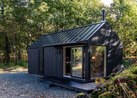 KB-1.webp 1273×919 pikseli Modern Cabin Design, Mini Chalet, Pre Fab Tiny House, Modular Cabins, Garden Cabins, Secluded Cabin, Container Cabin, Prefab Cabins, Off Grid Cabin