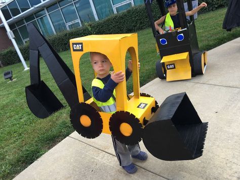 Tractor Halloween Costume, Diy Tractor, Boys Halloween Costumes Diy, Diy Costumes Kids Boys, Toddler Boy Halloween Costumes, Carton Diy, Halloween Costumes For 3, Diy Costumes Kids, Diy Kostüm