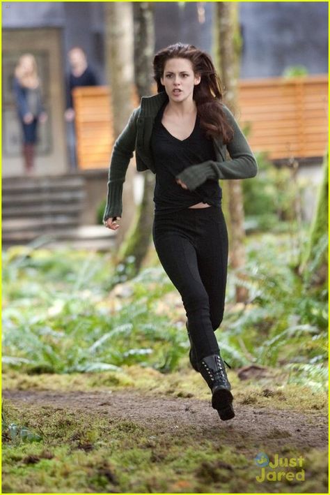 Breaking+Dawn+2+Bella+Running+gifts | Kristen Stewart: New 'Breaking Dawn' Pic! Kristen Stewart Twilight, Twilight Outfits, Twilight Saga Series, Bella Cullen, Twilight Cast, Twilight Breaking Dawn, Twilight Edward, Breaking Dawn Part 2, Kristen Stewart Style