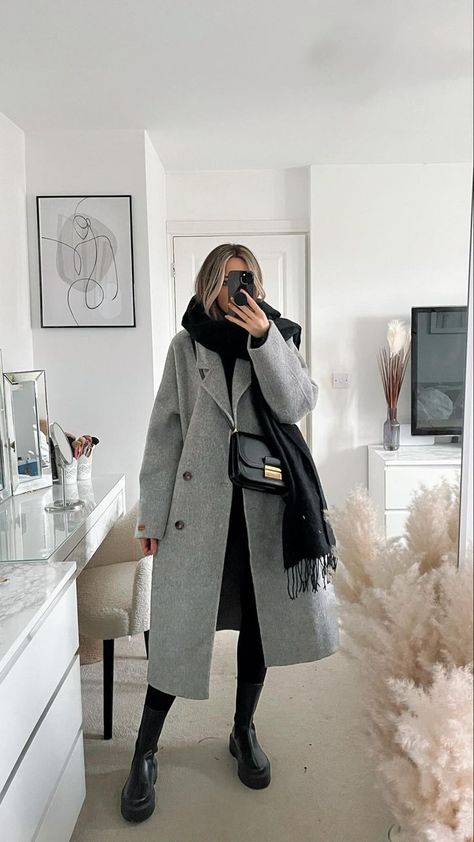 Grey Coat Outfit, Wool Coat Outfit, Mantel Outfit, Nyc Winter Outfits, Winter Coat Outfits, Ny Outfits, Nyc Winter, Nyc Outfits, Gray Coat