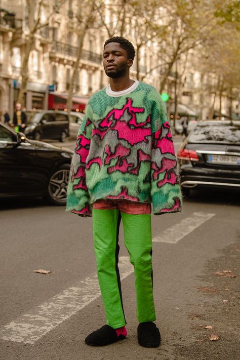 Colorful Outfits Men, Laini Ozark, Colorful Mens Fashion, Sweater Street Style, Colorful Street Style, Outfit Verano, 2024 Fashion Trends, Paris Fashion Week Street Style, Outfit Mujer