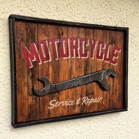 Pinterest Man, Vintage Signs Diy, Mechanic Shop Decor, Reclaimed Wood Diy, Vintage Man Cave, Garage Furniture, Garage Style, Mechanic Shop, Man Cave Wall Art