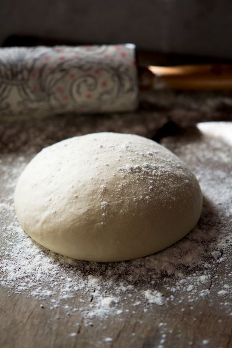 The best basic pizza dough recipe sitting on a floured work surface | Pinterest: Natalia Escaño Instant Pizza Dough, No Rise Pizza Dough, No Yeast Pizza Dough, Gua Bao, Quick Pizza, Olive Bread, Pizza Dough Recipe, Making Homemade Pizza, Large Pizza