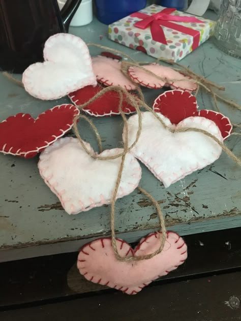 Homemade Valentine Decorations, Valentines Felt Crafts, Valentine Felt Crafts, Felt Valentine Crafts, Felt Crafts Valentines Day, Valentine Garland Diy, Valentine Ornaments, St Valentines Day, Valentines Garland