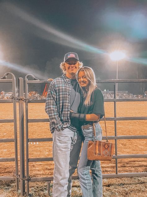 Rodeo With Boyfriend, Rodeo Couple Pictures, Rodeo Boyfriend, Country Date Night Outfit, Rodeo Couples Goals, Country Boyfriend Goals, Rodeo Date, Rodeo Couples, Future Cowboy