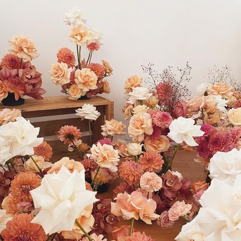 Standing Floral Arrangements Wedding, Terracotta And Blush Wedding Flowers, November Floral Wedding, Sunset Terracotta Wedding Flowers, Vintage Flowers Wedding, Terracotta Flower Arrangements, Burnt Orange Wedding Florals, Fall Wedding Flowers Table Decor, Fall Wedding Florals Color Schemes