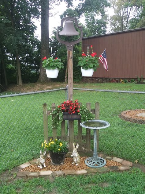 Rustic Bird Bath Ideas, Landscaping Decor Ideas, Watering Can Decor Ideas, Diy Flower Beds In Front Of House Cheap, Bird Bath Garden Flower Beds, Rustic Flower Beds In Front Of House, Rustic Yard Ideas, Front Yard Sitting Area Ideas, Lawn Decor Ideas