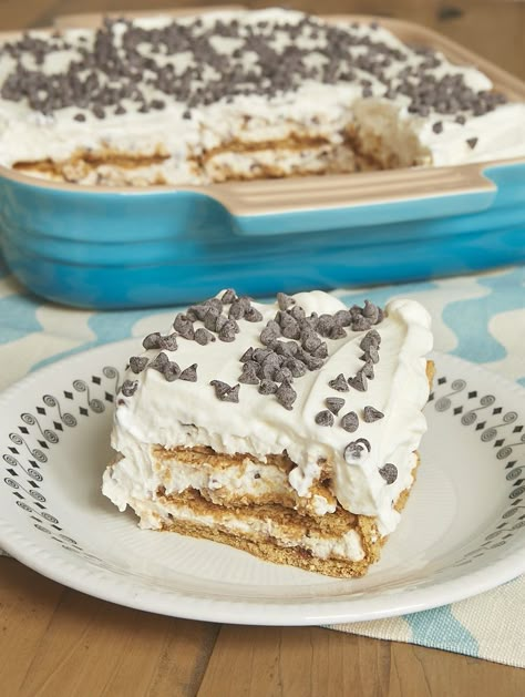 Cannoli Icebox Cake celebrates the flavors of cannoli with a lightly sweet filling, chocolate chips, and graham crackers. A breeze to make! - Bake or Break Cannoli Icebox Cake, Cannoli Ice Box Cake, Easy No Bake Cannoli Cake, Cannoli Sheet Cake, Cannoli Cake Filling, Cannoli Cake Recipe Italian Desserts, Butter Pecan Cheesecake, Icebox Cake Recipes, Dessert Simple