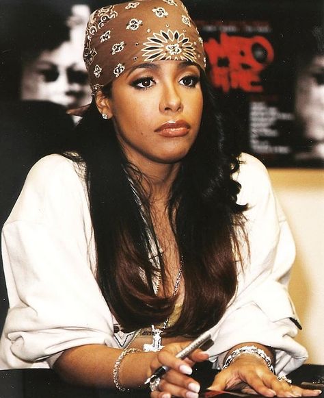 Love her bandana look Aaliyah Aesthetic, Aaliyah Outfits, Aaliyah Pictures, Aaliyah Style, Aaliyah Haughton, 90s Hip Hop Fashion, 90s Hip Hop, Janet Jackson, Aaliyah