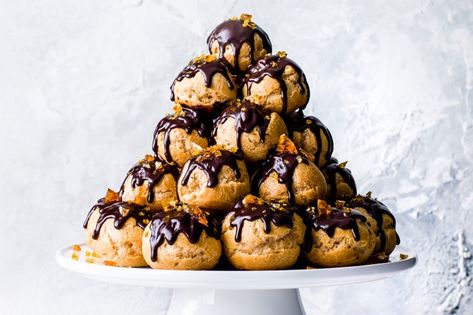 Profiterole Tower with Chocolate and Hazelnuts Profiterole Tower, Profiteroles Recipe, Profiterole, Delicious Christmas Desserts, Best Christmas Desserts, Impressive Desserts, Choux Pastry, Yule Log, Think Food