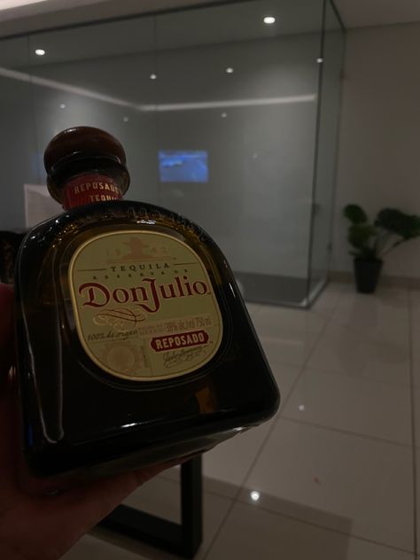 Donjulio Tequila Aesthetic, Don Julio Aesthetic, Don Julio Bottle, Don Julio Reposado, Tequila Don Julio, Heels Dior, Don Julio Tequila, Surprise Birthday Decorations, Pretty Alcoholic Drinks