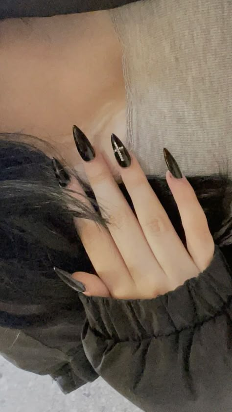 Goth Nails Art, Goth Cross Nails, Goth Inspired Nails, Goth Nails Coffin Shape, Y2k Nails Cross, Black Nails Emo, Black Nails Cross, Nails Cross Design, Cross Nails Design