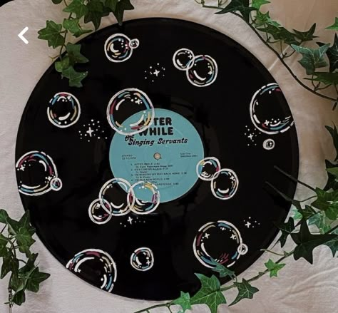 Record Painting Ideas, Painted Vinyl Record, Vinyl Record Art Ideas, Painted Records, Vinyl Paintings, Painted Vinyl Records, Vinyl Art Paint, Cd Painting, Record Painting