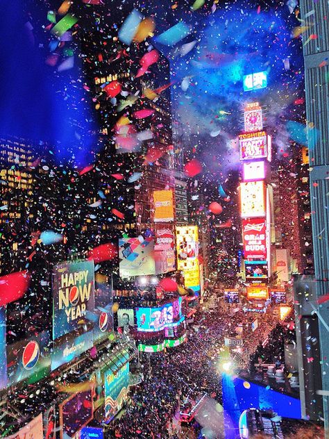 2013 at New York Marriott Marquis ~ New Years Times Square celebration!! Awesome pic! Christmas In New York City Aesthetic, New York Noel, New York City Aesthetic, All The Bright Places, Voyage New York, Earth Pictures, Empire State Of Mind, Ellis Island, East River