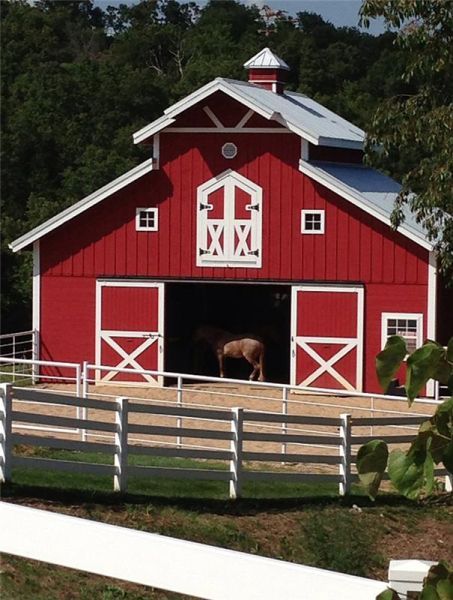 Equestrian Barns, Small Barns, Goat Barn, Barn Shop, Barn Pictures, Barn Living, Pole Barns, Country Barns, Barn Garage