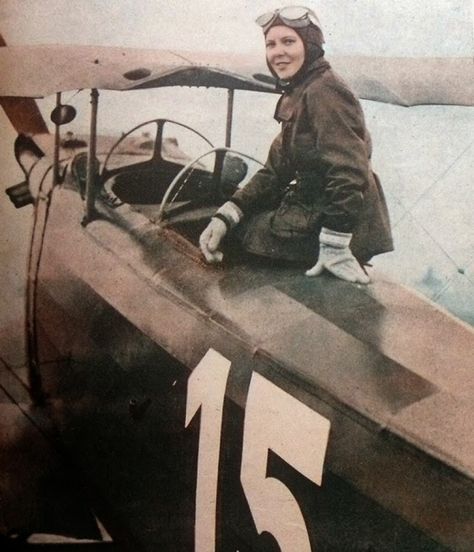 vintage everyday: 40 Powerful Photos of Incredible Women Who Changed History Margaret Hamilton, 8. Mart, Thelma Louise, Women Rights, Rare Historical Photos, Female Pilot, Amelia Earhart, Female Fighter, Fighter Pilot