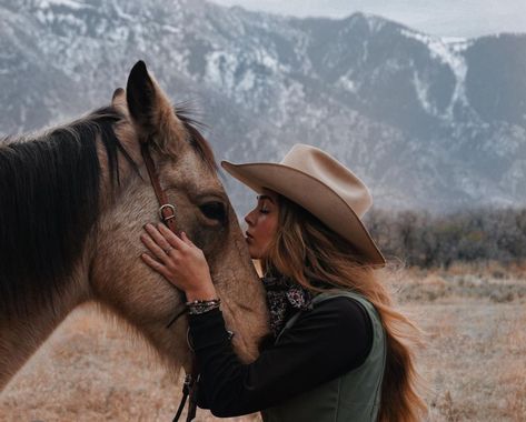 Western Photo Shoots, Cowgirl Photoshoot, Horse Photography Poses, Western Photoshoot, Western Photo, Cowboy Romance, Cowboy Aesthetic, Western Photography, Go Ride