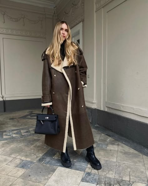 Shearling Coat Outfit, Pernille Teisbaek, Sheepskin Coat, Fashion Victim, Irina Shayk, Coat Outfits, Shearling Coat, Warm Outfits, Fur Fashion