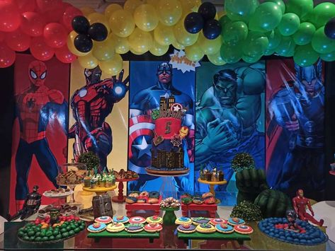 Marvel Balloon Garland, Avengers Balloon Garland, Avengers Balloons, Superhero Theme Party Decorations, Avengers Birthday Party Ideas, Avengers Birthday Decorations, Diy Avengers, Avengers Theme Birthday, Avengers Party Decorations