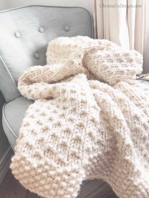 Chunky knit blanket in cream with dot texture on vintage blue chair. Easy Knit Blanket Pattern, Loom Knitting Blanket, Chunky Yarn Crochet Pattern, Knit Throw Blanket Pattern, Easy Blanket Pattern, Easy Blanket Knitting Patterns, Easy Knit Blanket, Knit Blanket Pattern, Beginner Knitting Blanket