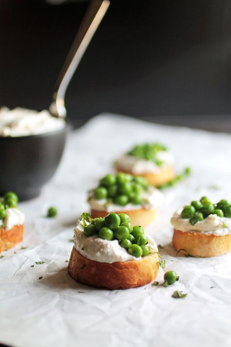 This tasty crostini recipe is sure to be a hit! A fresh pea salad with mint paired with easy garlic whipped feta cheese. #HalfYourPlate #Crostini #Pea #PeaCrostini #Vegetarian #VegetarianApp #Appetizer Garlic Whipped Feta, Whipped Feta Cheese, Feta Spread, Feta Bites, Crostini Recipe, Crostini Appetizers, Crostini Recipes, Afternoon Tea Recipes, Drink Inspiration