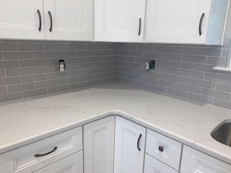 White Kitchen Grey Backsplash Ideas, Grey Subway Tile Kitchen Backsplash, Gray Subway Tile Kitchen, Gray Backsplash Kitchen, Grey Subway Tile Backsplash, Grey Kitchen Backsplash, Grey Backsplash Kitchen, Grey Subway Tile Kitchen, Grey Subway Tile