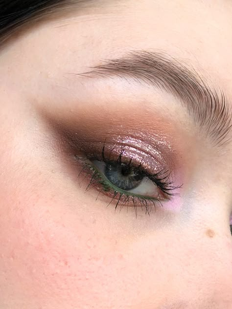 Pink Nude Eyeshadow Looks, Huda Rose Quartz Looks, Pink And Brown Makeup, Rose Eye Makeup, Estilo Rachel Green, Occasion Makeup, Artsy Makeup, Pink Eyeliner, Maquillage On Fleek