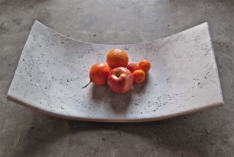 Curved Concrete Tray - IN.SEK Decoration Beton, Cement Diy, Concrete Diy Projects, Cement Art, Concrete Furniture, Diy Concrete, Concrete Crafts, Cement Crafts, Concrete Projects