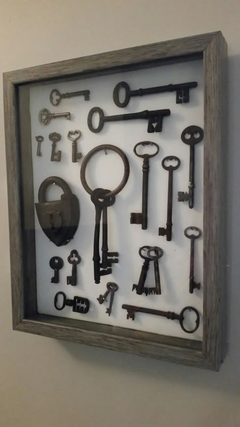 How To Display Old Keys Ideas, Antique Key Display, Skeleton Keys Crafts, Displaying Skeleton Keys, Skeleton Key Decor Ideas, Ideas For Old Keys, Key Collection Display, Antique Keys Crafts, Antique Keys Decor