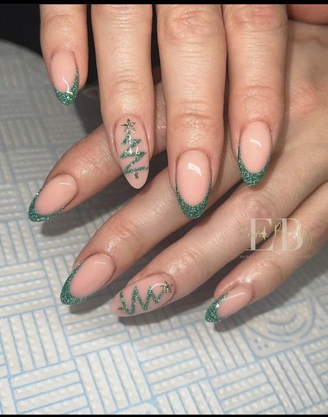 Festive Green Nails, Green Christmas Tree Nails, Xmas Nails Green, Christmas Nails Red And Green, Nail Art Noel, Glitter Tip Nails, Christmas Tree Nails, Tree Nails, Festival Nails