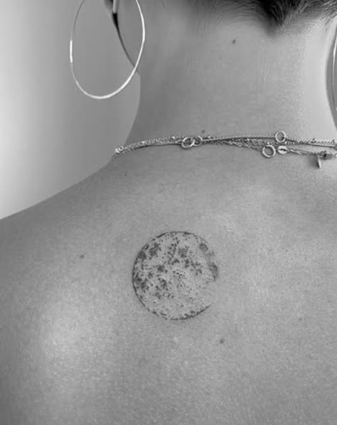 Whole Moon Tattoo, Realistic Full Moon Tattoo, Moon Tattoo Full, Moon Girl Tattoo, Moon Tattoo Back, Full Moon Tattoo Designs, Full Moon Tattoos, La Luna Tattoo, Moon Back Tattoo