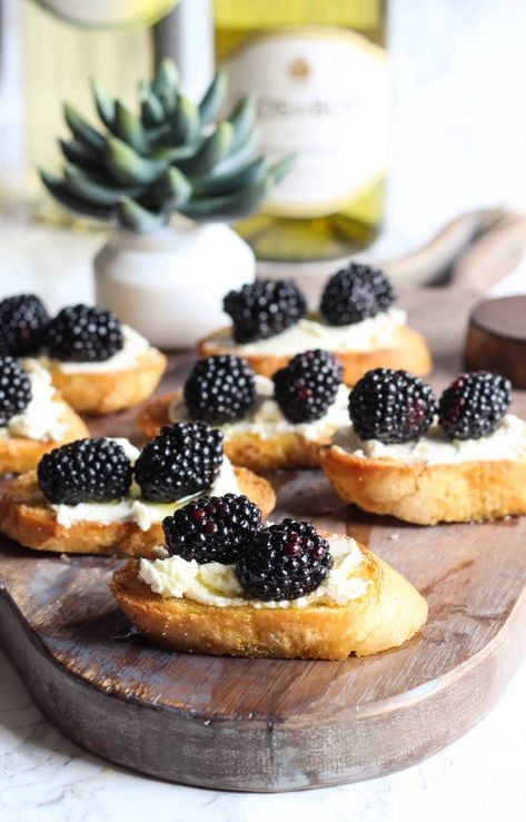 This Blackberry and Goat Cheese Crostini Appetizer is a delicious pairing with crisp white wine. You'll love this simple appetizer for your next party! Wine Party Appetizers, Wine Party Food, Wine Appetizers, Caprese Bites, Cheese Crostini, Simple Appetizer, Goat Cheese Crostini, Crostini Appetizers, Gluten Free Puff Pastry