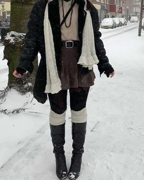 Chunky Boots Outfit Grunge, Winter Outfits Fairycore, Cold Winter Outfits Aesthetic Grunge, Winter Fairy Core Outfits, Winter Fairy Grunge Outfits, Outfit Ideas Winter Grunge, Winter Fairy Aesthetic Outfits, Winter Goblincore Outfits, Goblincore Winter Outfits