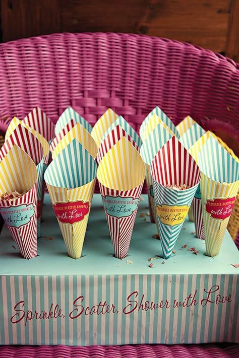 Buffet popcorn cones with fold top (find fold top so stuff stays inside)  Put blank stickers on with carnival style shape so people can write their names on it Popcorn Cones, Circus Wedding, Confetti Cones, Carnival Wedding, Seaside Theme, British Seaside, Popcorn Bar, Paper Cones, Hollywood Party