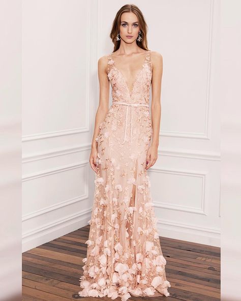 V-neck embroidered gown with 3D chiffon flowers from the Spring/Summer 2018 Marchesa Notte collection. #marchesa #marchesanotte Robes Glamour, 파티 드레스, Engagement Dresses, Fashion 2024, Gorgeous Gowns, Marchesa, Beautiful Gowns, Couture Dresses, Fancy Dresses