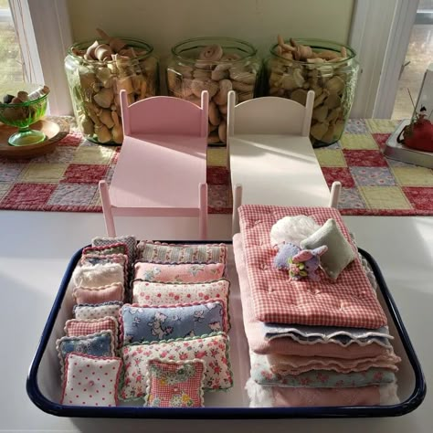 Mini Choses, Bed Dolls, Doll Props, Doll Bedding, Doll Furniture Diy, Doll House Plans, Diy Doll Miniatures, Mini Doll House, Doll House Crafts