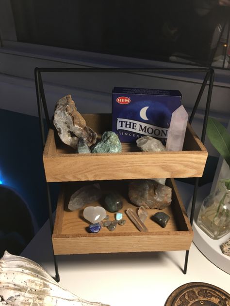 Crystal Collection Display Ideas, Crystal Setup, Crystal Collection Display, Rock Collection Display, Black Bookshelves, Crystal Room Decor, Crystal Bedroom, Dorm Desk, Crystal Room