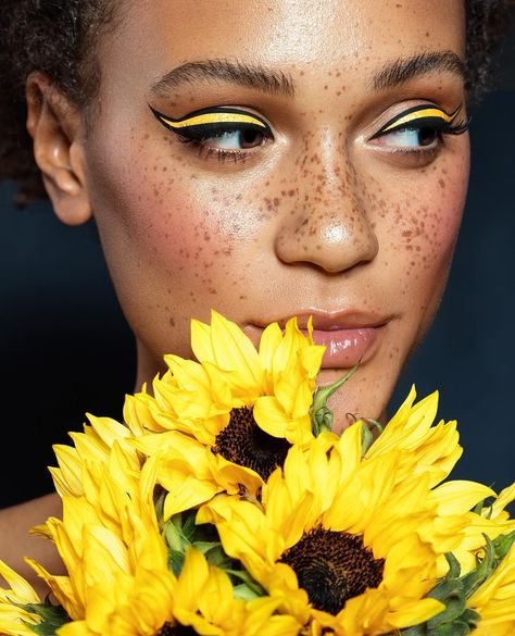 See this Instagram photo by @ juliakuzmenko •  yellow makeup ideas, black and yellow eyeliner Eyeliner Verde, Double Winged Eyeliner, Double Eyeliner, Cat Eye Eyeliner, Lauren Johnson, Green Eyeliner, Trendy Eyeshadow, Yellow Makeup, Happy Yellow