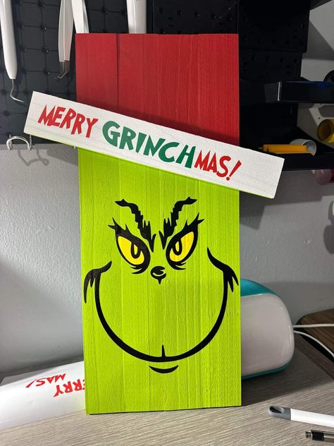 Grinch Signs, Grinch Yard Decorations, Christmas Party Crafts, Whoville Christmas, Christmas Garden Decorations, Fall Pumpkin Crafts, Grinch Christmas Tree, Grinch Christmas Decorations, Wooden Christmas Crafts