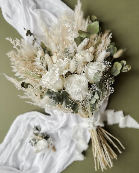 🌿 Kirstie 🌿 Commissioned this gorgeous dried and preserved flower bridal bouquet in white and sage, along with matching bridesmaid bouquets and buttonholes for her wedding party. This colour scheme is so popular at the moment! Are you including sage and white in your wedding day? #sagewedding #springwedding #driedflowerbouquet #preservedflowerbouquet #lunaandwild White Dried Flower Bouquet, Natural Wedding Bouquet, Gold Ivory Wedding, Cream Wedding Bouquet, Natural Bouquet Wedding, Ivory Bouquet Wedding, Matching Bridesmaids, Beige Wedding, Sage Wedding