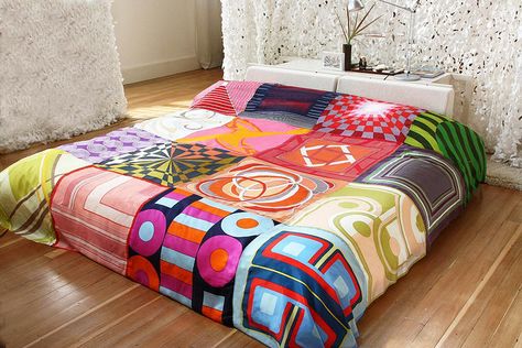 Ouno Design vintage scarf quilt.    This would be a great DIY project with scarves from the GoodWill. Vintage Silk Scarf, Vintage Scarf, My New Room, Silk Scarves, Modern Quilts, Quilt Inspiration, Vintage Silk, Quilt Sewing, Art Quilts