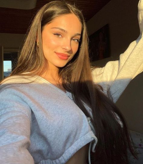 Julia Knezevic on Instagram: "golden 💛" Julia Knezevic, Pretty Selfies, Beauty Inspiration, Dark Hair, Aesthetic Girl, Loki, Hair Inspo, Natural Makeup, Brown Hair