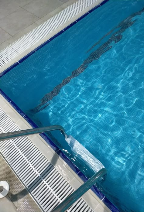 Fake Swimming Snaps, Hanging Out Aesthetic, Swimmer Girl, Profile Picture Wallpaper, Swimming Aesthetic, Swimming Photos, Workout Everyday, Everyday Yoga, Swimming Pictures